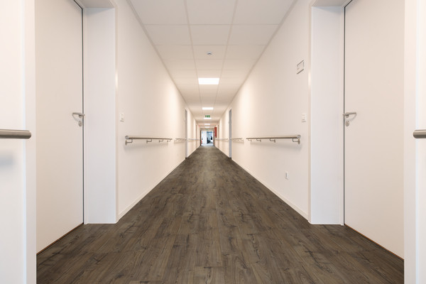 SOL STRATIFIE PERGO NARVIK PRO 4 CHANFREINS 1380X190X9MM L0139-04609 CHENE WOODBRIGE - COLIS 1.573M2